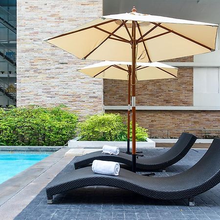 The Capital Resort @ Sukhumvit 50 Bangkok Exteriér fotografie Sunloungers by a pool