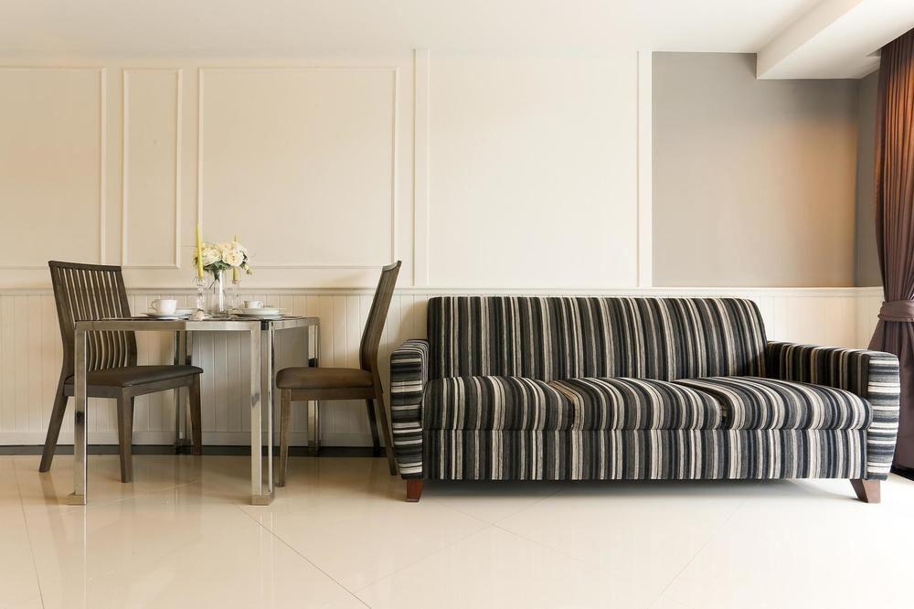 The Capital Resort @ Sukhumvit 50 Bangkok Exteriér fotografie A WAINWRIGHT sofa