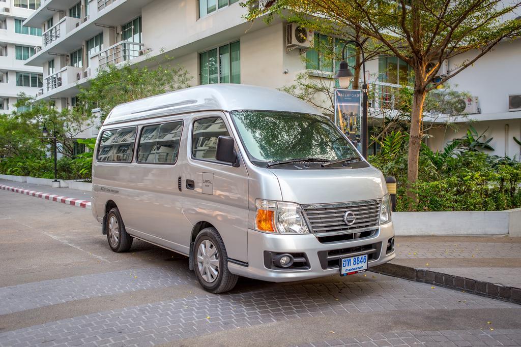 The Capital Resort @ Sukhumvit 50 Bangkok Exteriér fotografie 2015 Nissan Urvan