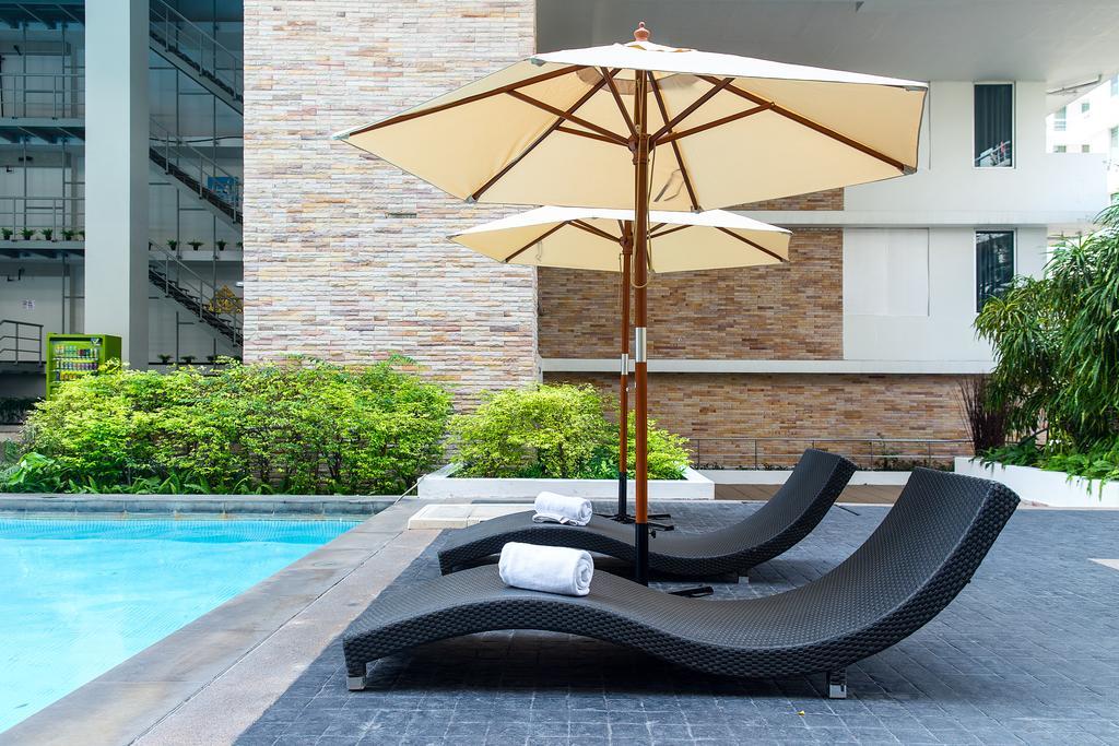 The Capital Resort @ Sukhumvit 50 Bangkok Exteriér fotografie Sunloungers by a pool