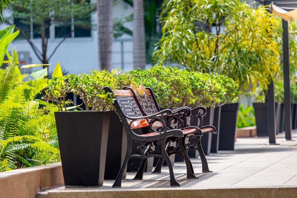 The Capital Resort @ Sukhumvit 50 Bangkok Exteriér fotografie Seating at the park