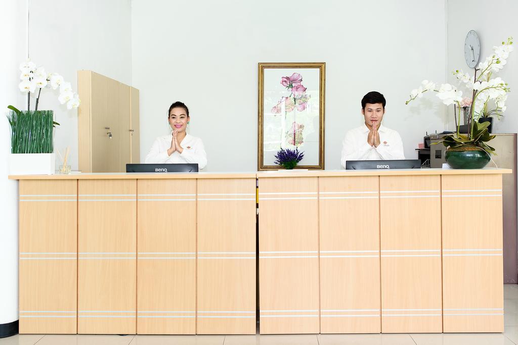The Capital Resort @ Sukhumvit 50 Bangkok Exteriér fotografie Reception desk