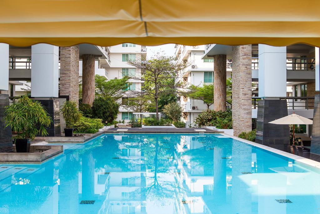 The Capital Resort @ Sukhumvit 50 Bangkok Exteriér fotografie The swimming pool at the hotel