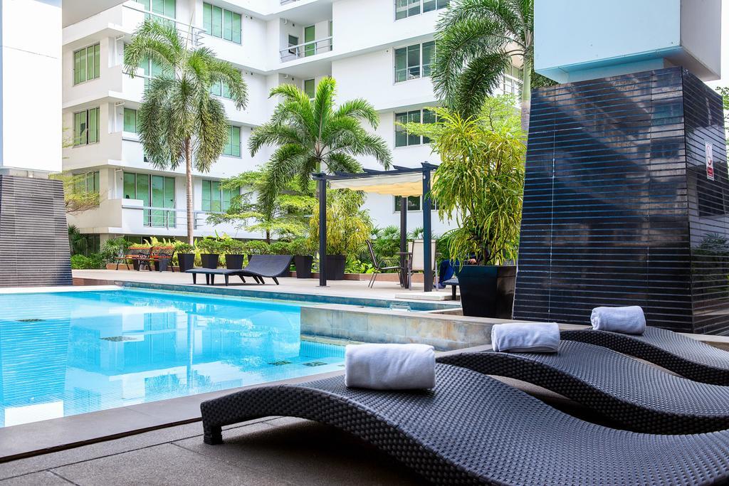 The Capital Resort @ Sukhumvit 50 Bangkok Exteriér fotografie The swimming pool at the hotel