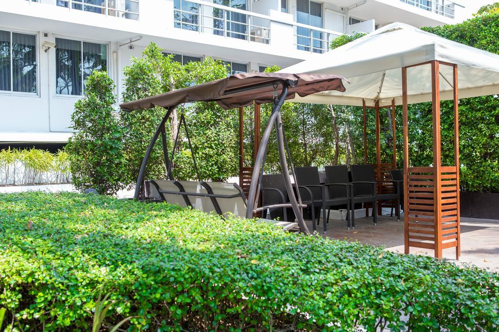 The Capital Resort @ Sukhumvit 50 Bangkok Exteriér fotografie A pergola with a swing