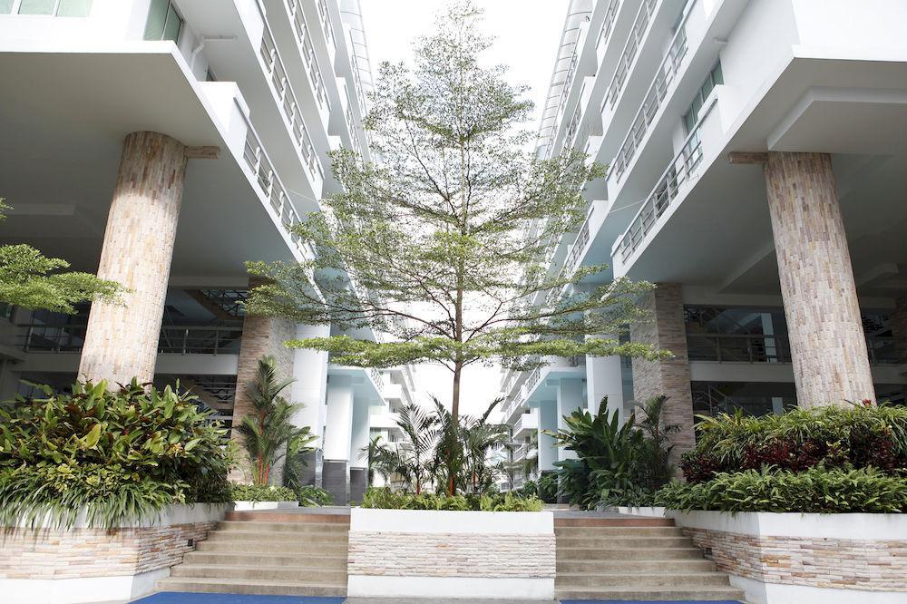 The Capital Resort @ Sukhumvit 50 Bangkok Exteriér fotografie The courtyard of the school