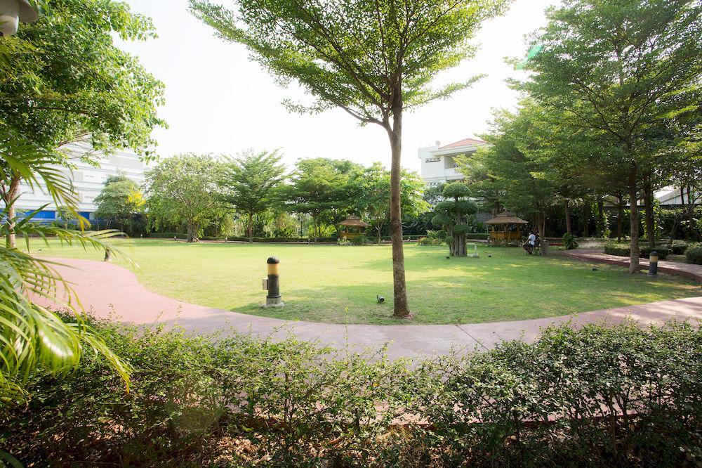 The Capital Resort @ Sukhumvit 50 Bangkok Exteriér fotografie The lawn