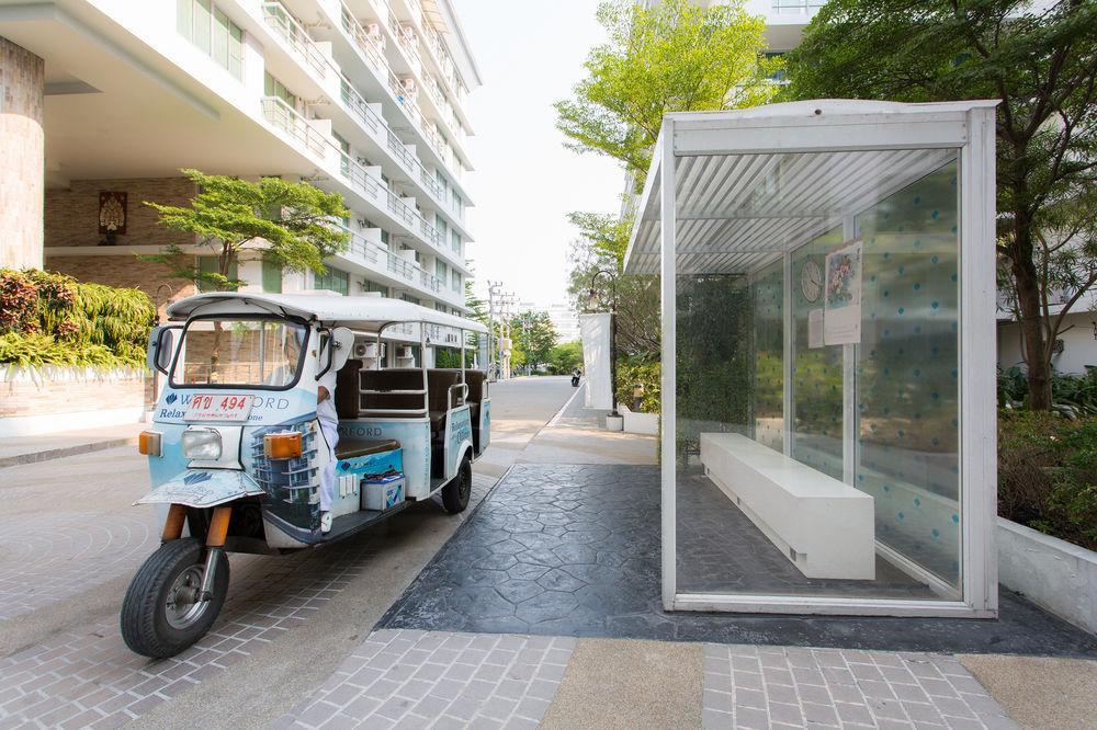 The Capital Resort @ Sukhumvit 50 Bangkok Exteriér fotografie Tuk-tuk at the bus stop