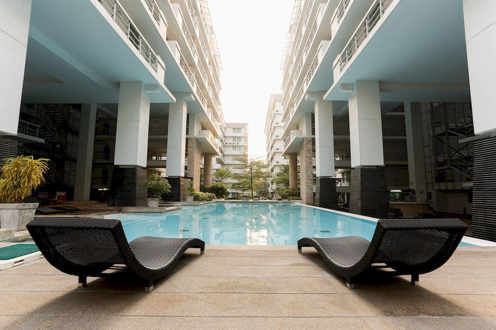 The Capital Resort @ Sukhumvit 50 Bangkok Exteriér fotografie The swimming pool at the 10th floor of the building