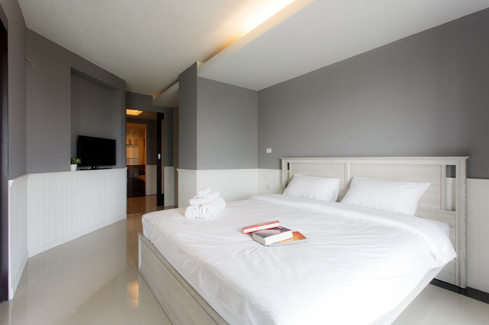 The Capital Resort @ Sukhumvit 50 Bangkok Exteriér fotografie A bedroom in a hotel