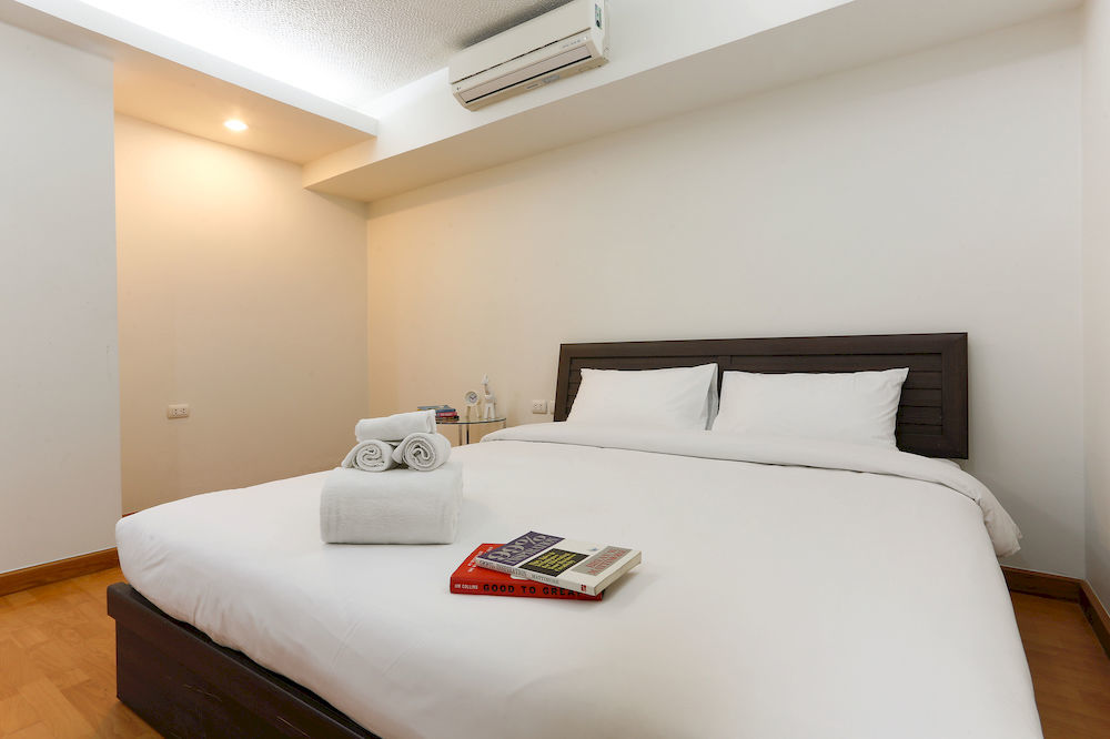 The Capital Resort @ Sukhumvit 50 Bangkok Exteriér fotografie A bedroom at a hotel in Bangkok, Thailand