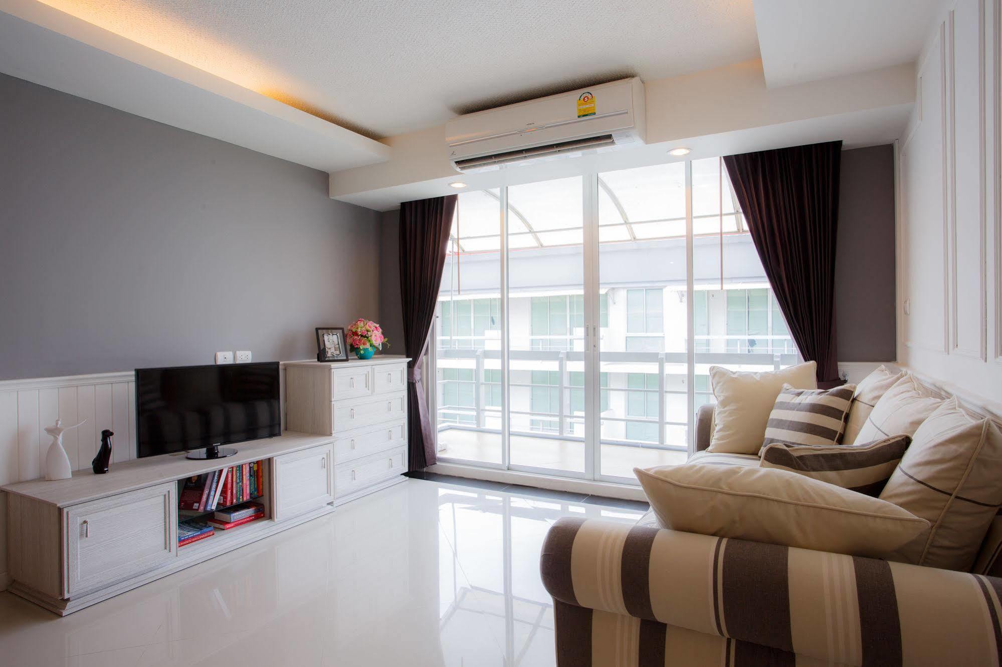 The Capital Resort @ Sukhumvit 50 Bangkok Exteriér fotografie A living room in a condominium