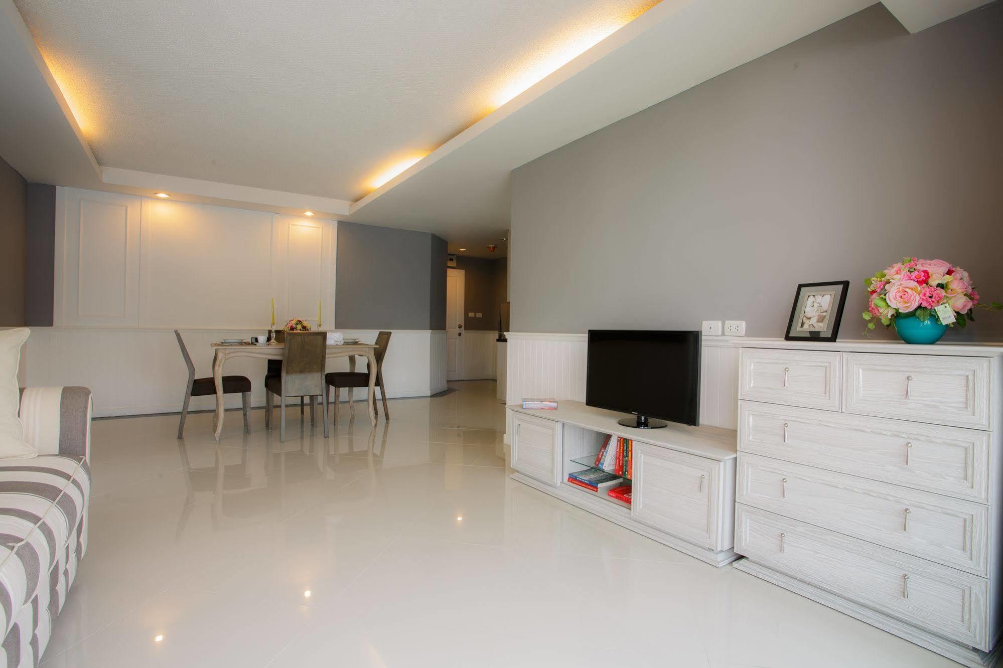 The Capital Resort @ Sukhumvit 50 Bangkok Exteriér fotografie A living room in a landed property in Singapore