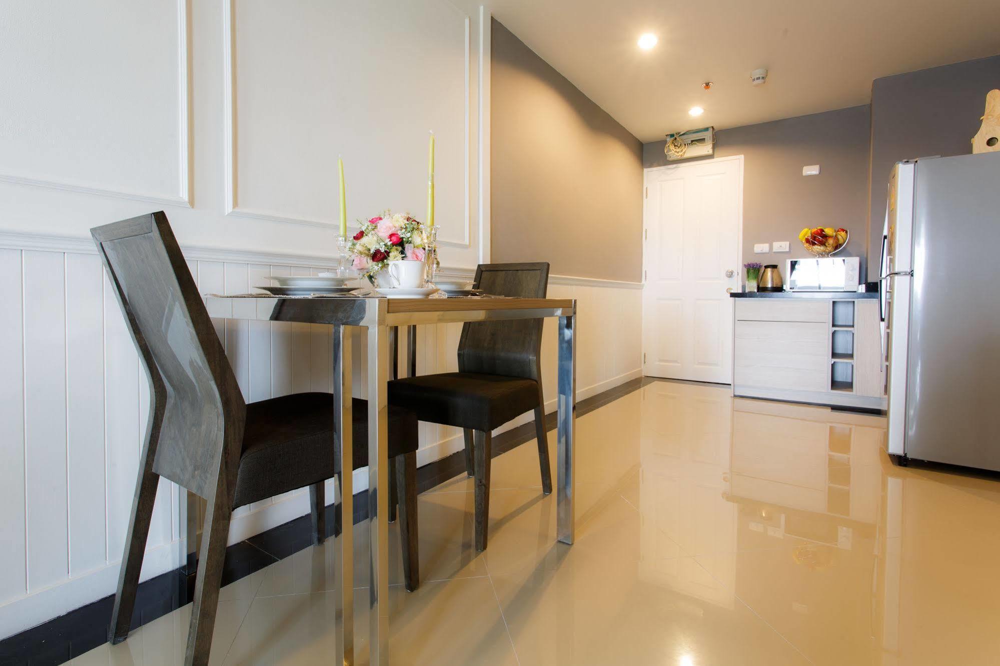 The Capital Resort @ Sukhumvit 50 Bangkok Exteriér fotografie A modern kitchen