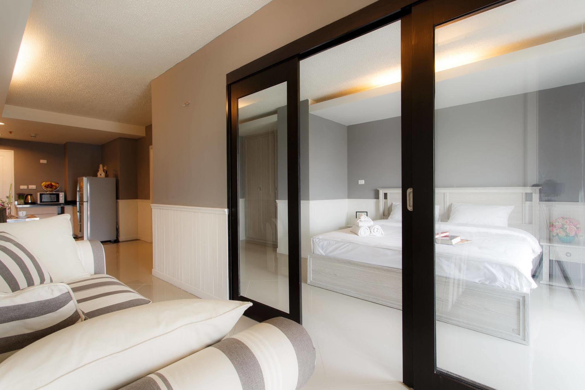 The Capital Resort @ Sukhumvit 50 Bangkok Exteriér fotografie Sliding doors