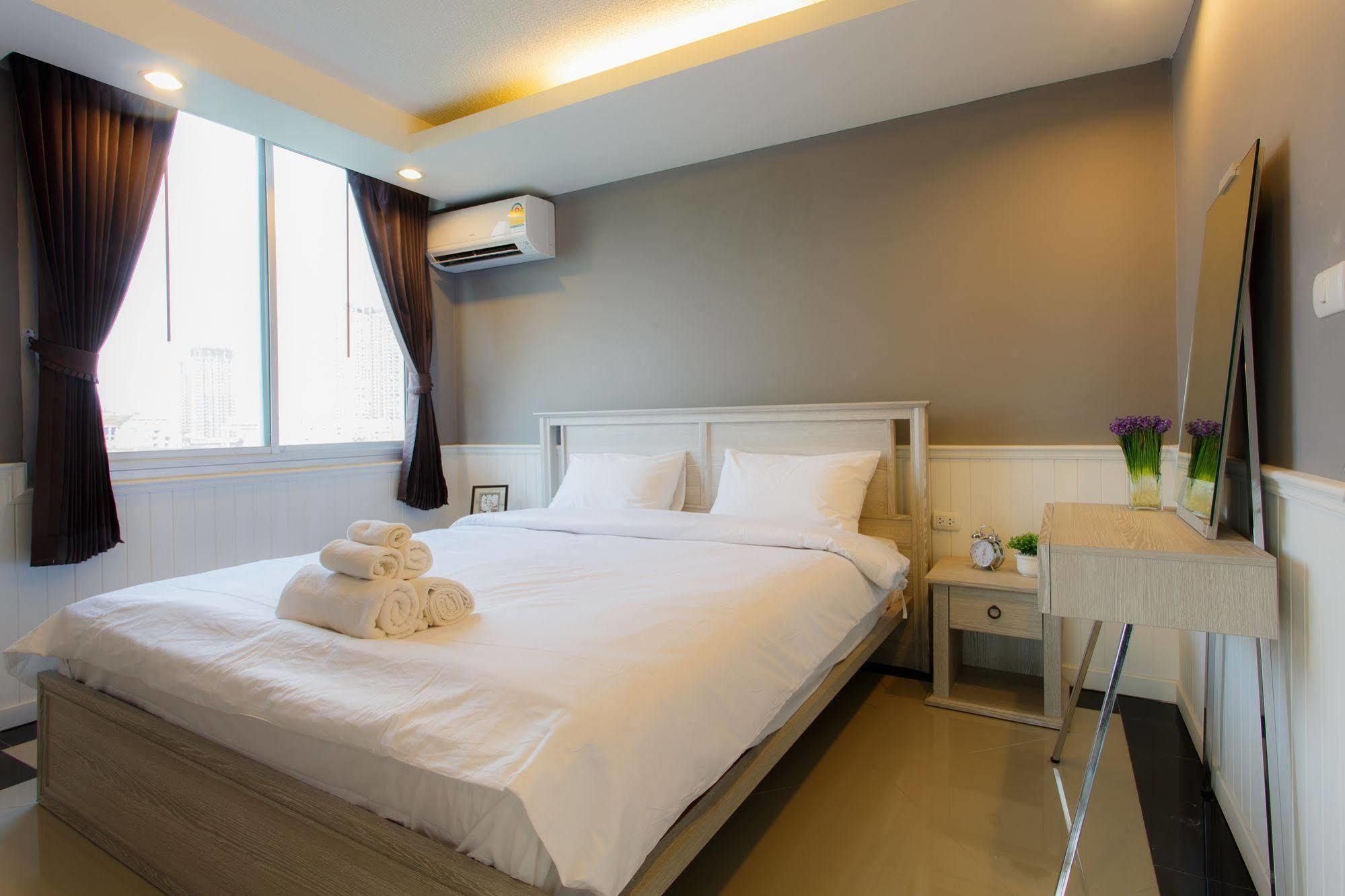 The Capital Resort @ Sukhumvit 50 Bangkok Exteriér fotografie A bedroom in a hotel