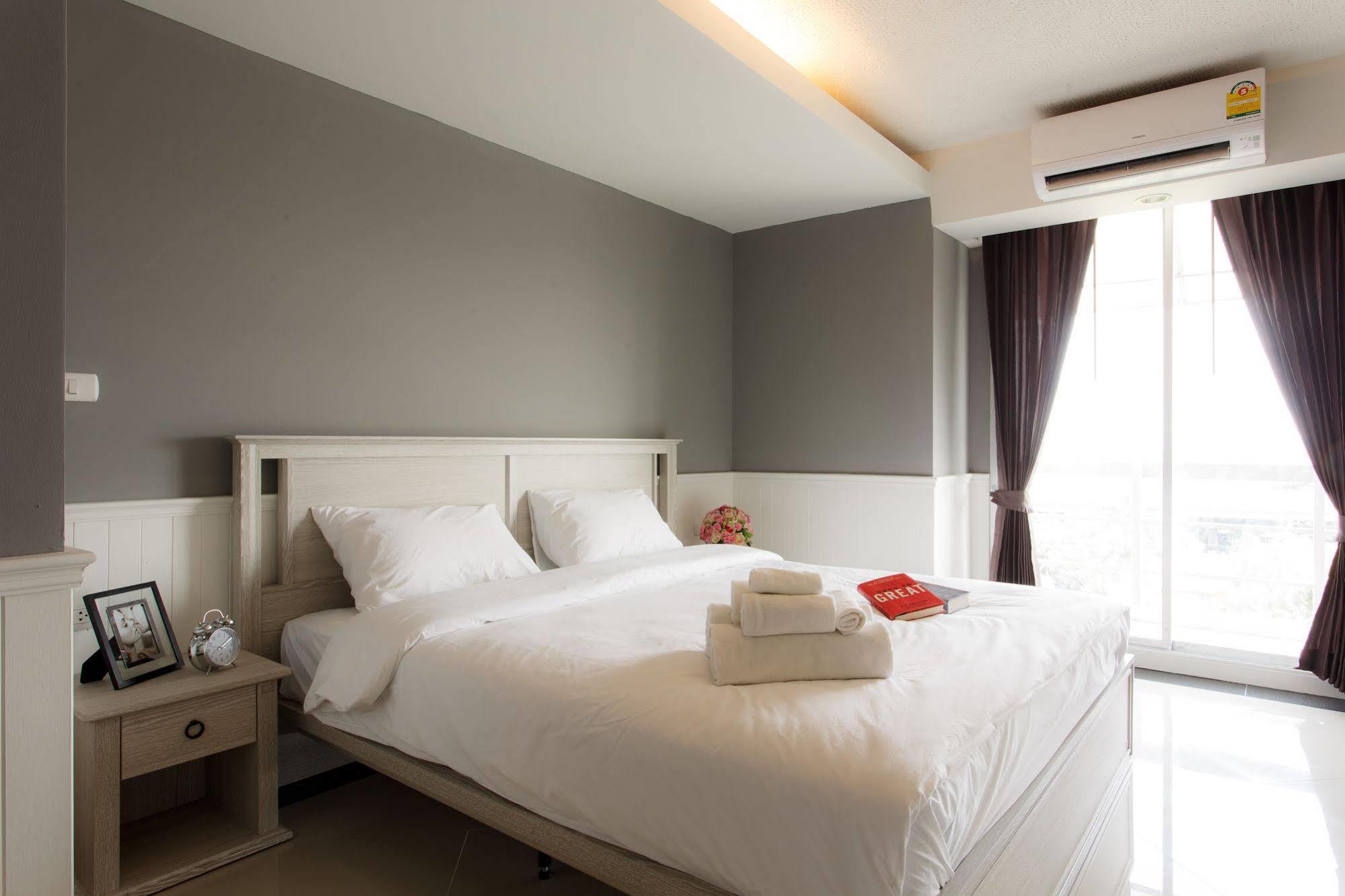 The Capital Resort @ Sukhumvit 50 Bangkok Exteriér fotografie A bedroom in a hotel