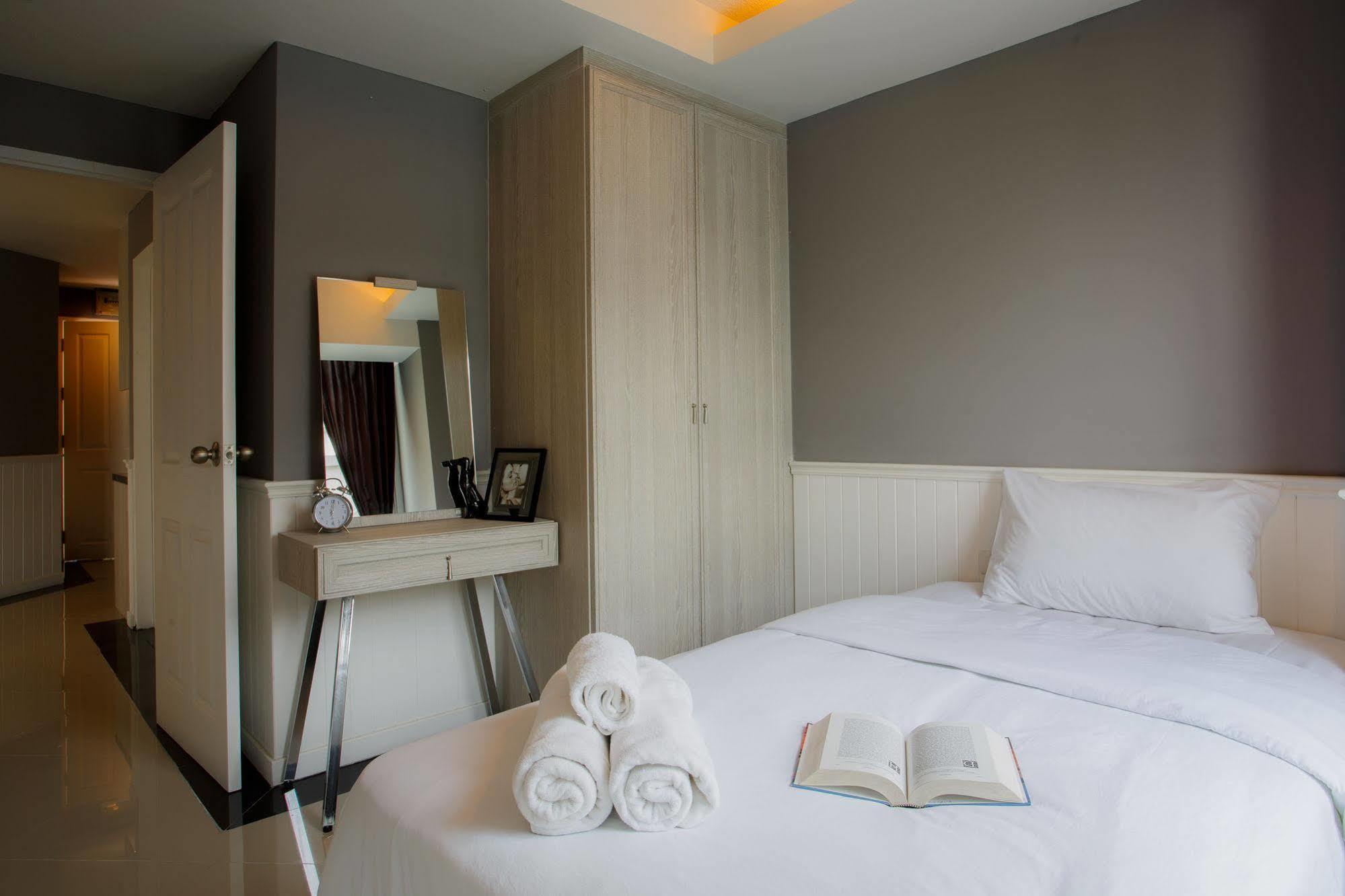 The Capital Resort @ Sukhumvit 50 Bangkok Exteriér fotografie A bedroom in a serviced apartment in Bangkok, Thailand