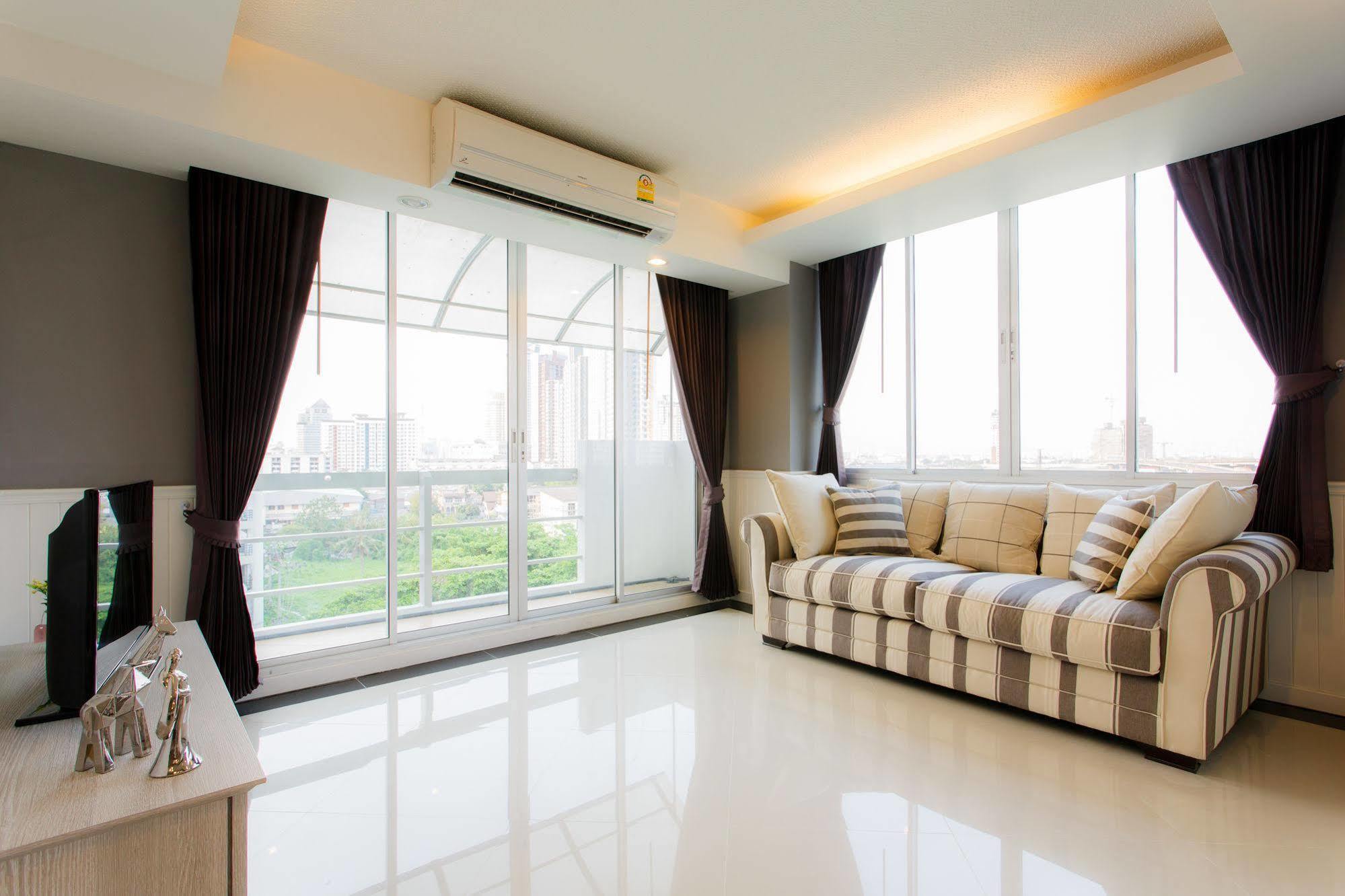 The Capital Resort @ Sukhumvit 50 Bangkok Exteriér fotografie A living room with a sofa