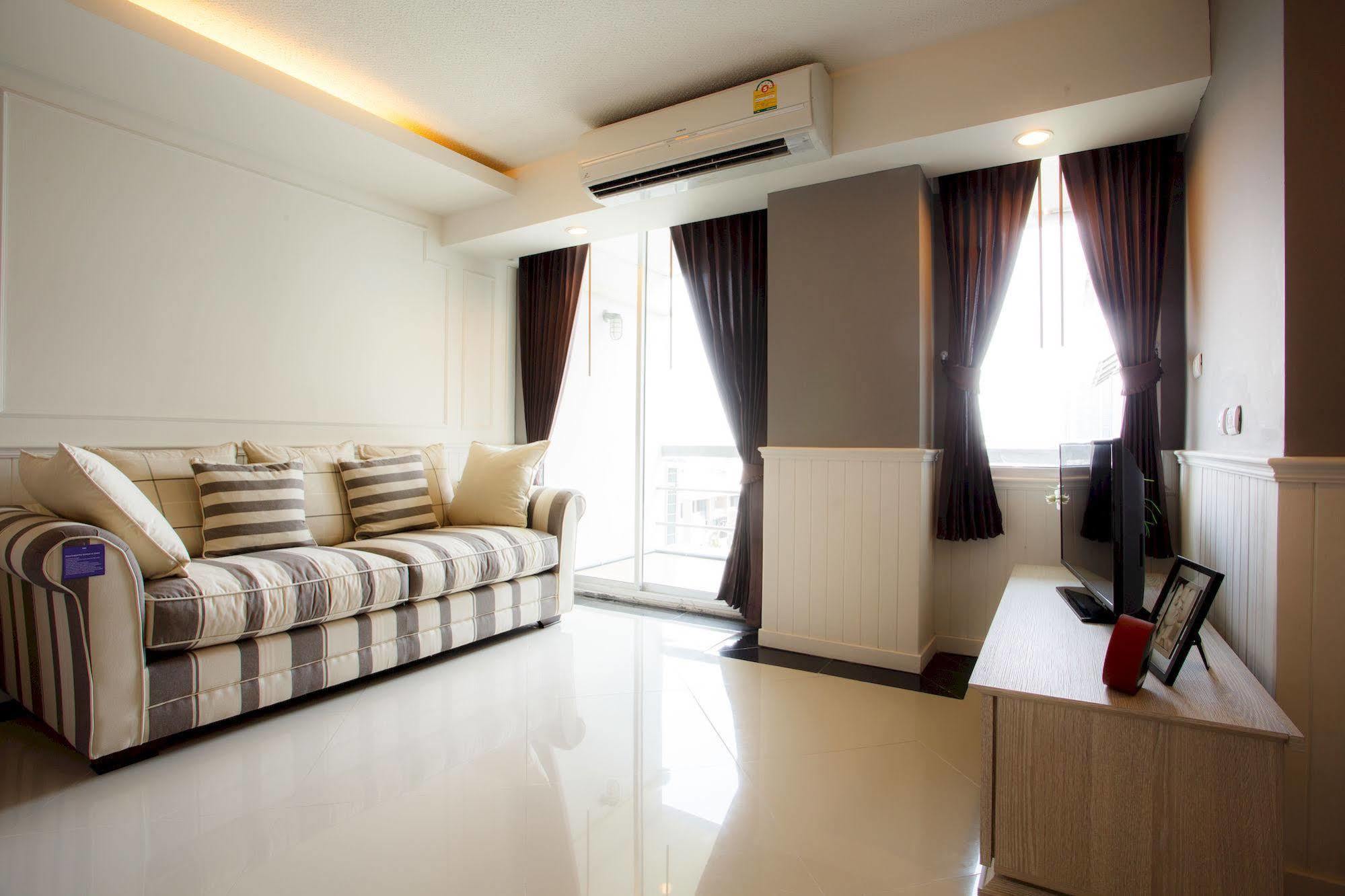 The Capital Resort @ Sukhumvit 50 Bangkok Exteriér fotografie A living room in a condominium