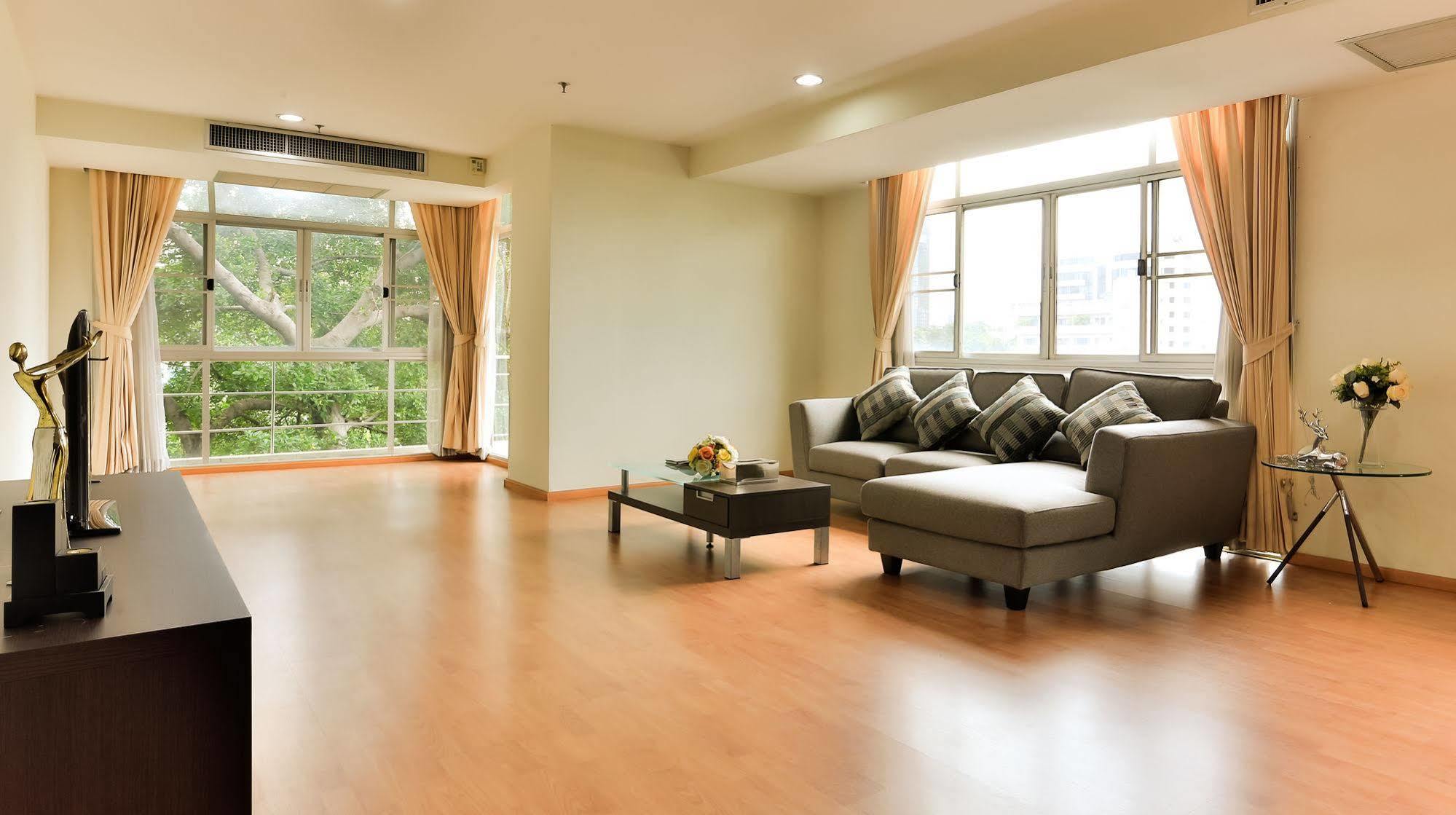 The Capital Resort @ Sukhumvit 50 Bangkok Exteriér fotografie A living room with a laminate wood floor