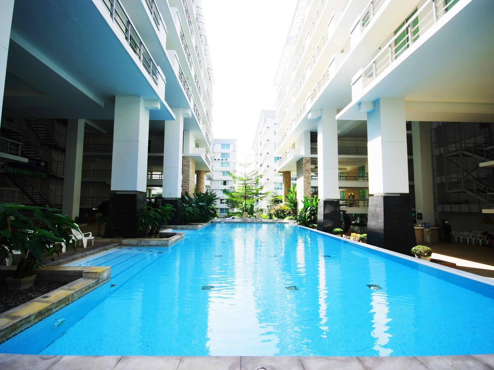 The Capital Resort @ Sukhumvit 50 Bangkok Exteriér fotografie The swimming pool at the 10th floor of the building