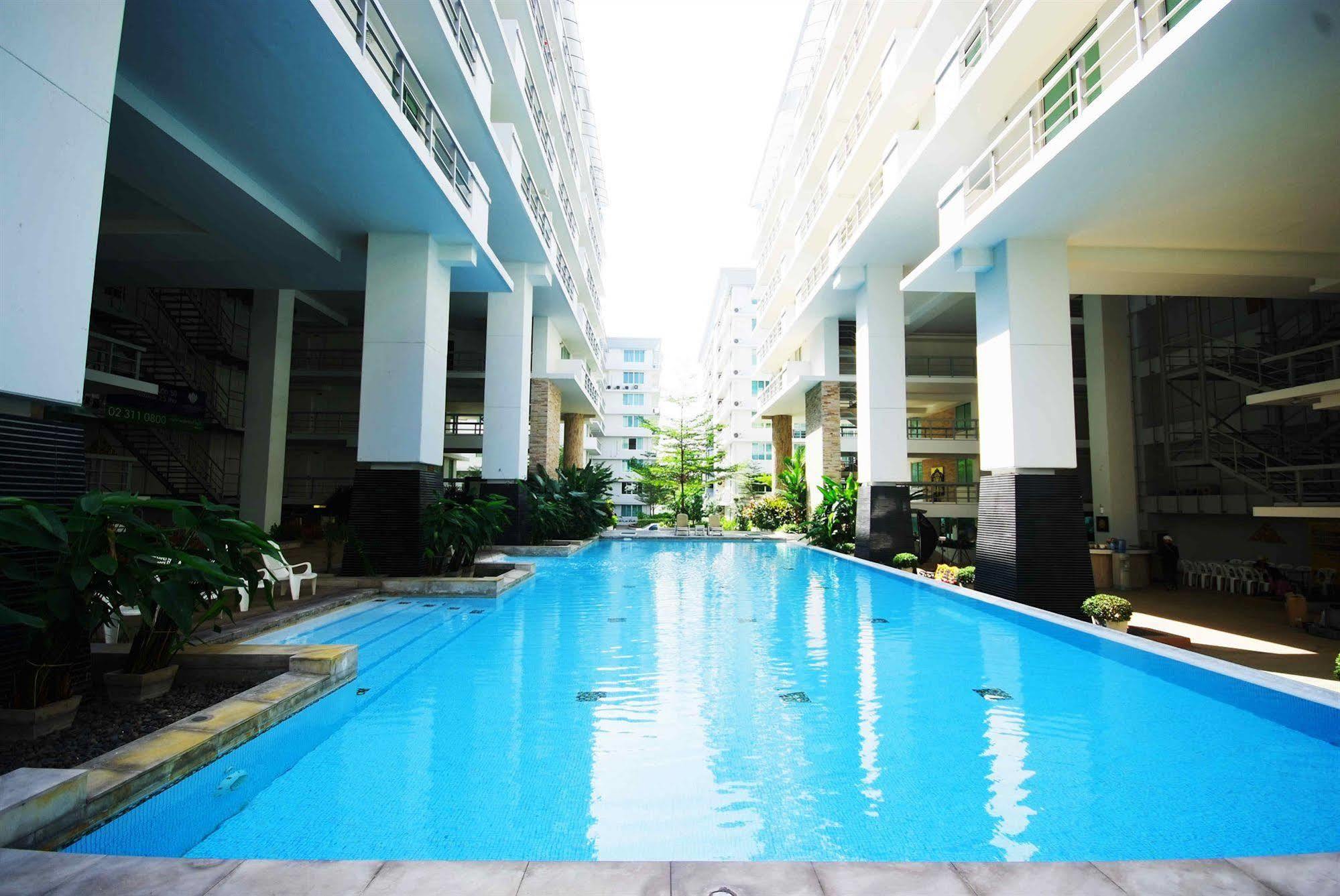 The Capital Resort @ Sukhumvit 50 Bangkok Exteriér fotografie The swimming pool at the 10th floor of the building