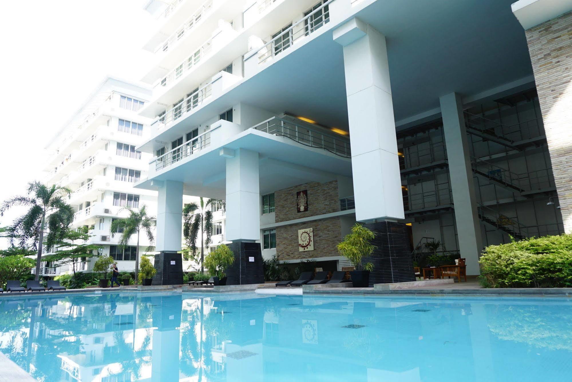 The Capital Resort @ Sukhumvit 50 Bangkok Exteriér fotografie The swimming pool at the 10th floor