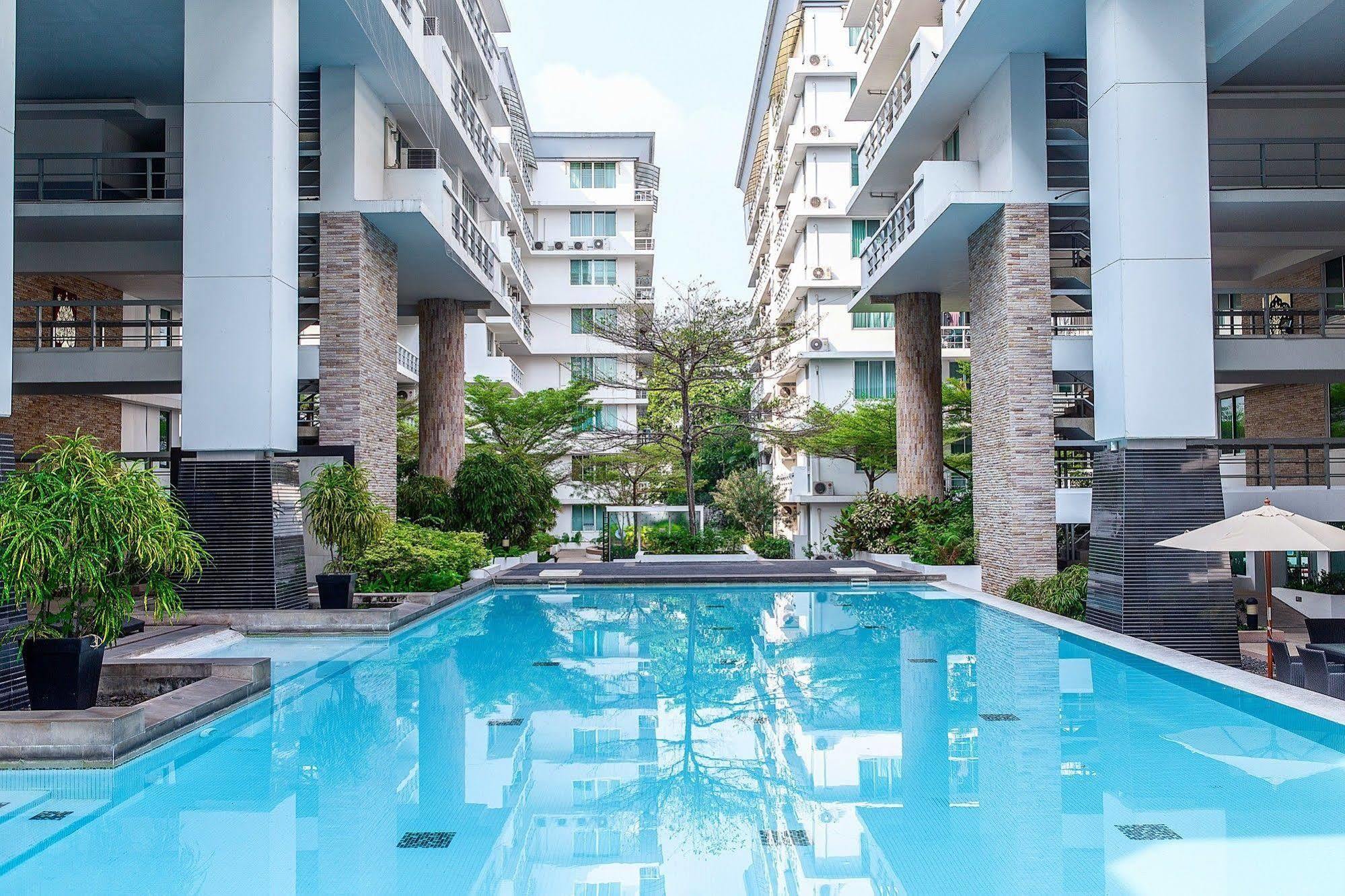 The Capital Resort @ Sukhumvit 50 Bangkok Exteriér fotografie The swimming pool at the hotel