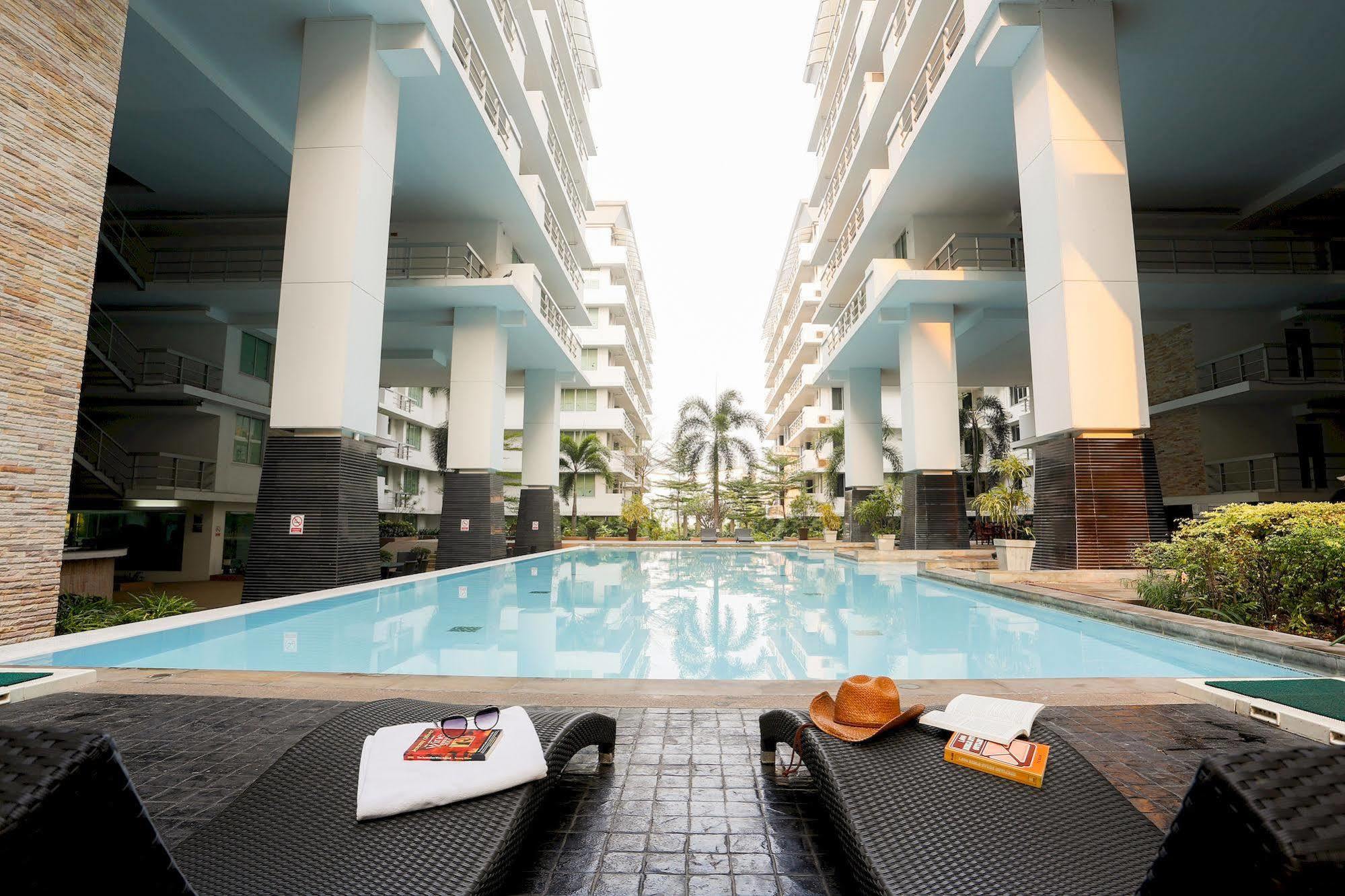 The Capital Resort @ Sukhumvit 50 Bangkok Exteriér fotografie The swimming pool at the complex